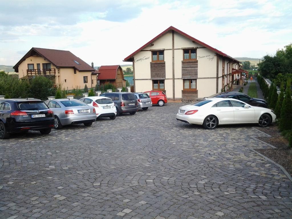 Country Court