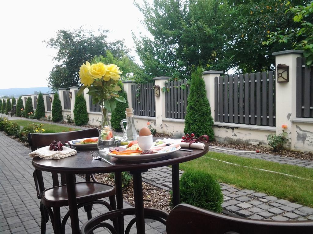 Couette-café Country Court Curteni
